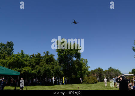 Un B-1 Lancer dal 28 ala bomba a Ellsworth Air Force Base, S.D., esegue una lenta velocità di cavalcavia in onore del personale Sgt. David J. Thatcher Giugno 27, 2016 in Missoula, Mont. A 20 anni, e come un ingegnere gunner in equipaggio di volo 7 della Doolittle Tokyo incursioni, la Thatcher's equipaggio crash-sbarcati in mare al largo della costa della Cina il 18 aprile 1942. La Thatcher salvato quattro membri di equipaggio tirandoli per la sicurezza sulla spiaggia circostante e applicazione di salvare la vita di cure mediche, anche se egli è stato ferito in se stesso. 2 Lt. Annabel Monroe) Foto Stock