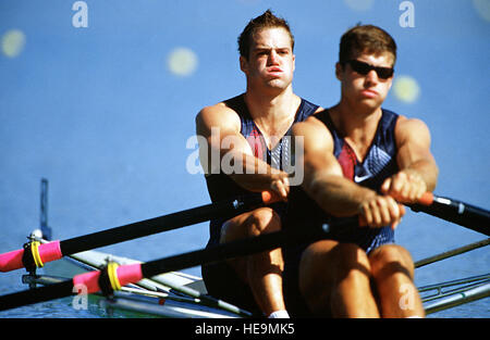 Dritto, medium shot di alfiere Henry Nuzum (sinistra) e Mike Ferry come hanno tratto il loro cammino verso un secondo posto finale Martedì, Settembre 19th, 2000, durante le semi finali o repechage del maschile skiff doppio round di Olimpiadi di Sydney. Nuzum e traghetto spostato al prossimo round di semi finali di Giovedì, Settembre 21st, 2000. Foto Stock