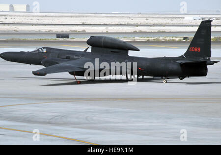 Un pilota guida un U-2 Dragon Lady attraverso il campo aria Aprile 24, 2010, in rotta per una missione a sostegno delle operazioni negli Stati Uniti Comando centrale area di responsabilità da parte di un non-base descritti in Asia sud-ovest. Il pilota e la U-2 sono con la 99th Expeditionary squadrone di ricognizione, una unità del 380 Air Expeditionary ala. Attraverso i primi tre mesi del 2010, U-2s dal 99ers volato quasi 200 missioni a supporto di intelligence, sorveglianza e ricognizione requisiti per forze dispiegate sostenere operazioni Iraqi Freedom e Enduring Freedom e la Combined Joint Ta Foto Stock