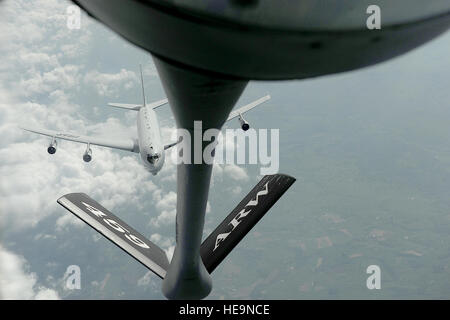 Una E-8C comune di stelle da 116aria ala di controllo, Robins Air Force Base, Ga., tira in per il combustibile da un KC-135 Stratotanker con il 459th Air Refuelling Wing, Base comune Andrews, Md., 1 maggio 2012. Il E-8C comuni di sorveglianza attacco obiettivo sistema radar, o giunto stelle, è una battaglia aerea di gestione, comando e controllo, intelligence, sorveglianza e ricognizione, piattaforma. La sua missione principale è quella di fornire la massa di teatro e comandanti di aria con sorveglianza di massa per supportare le operazioni di attacco e di targeting che contribuisce al ritardo, la distruzione e la distruzione delle forze nemiche. Foto Stock