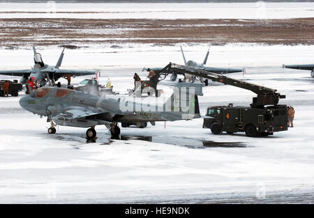 I manutentori rimuovere neve e de-ice una marina EA-6B Prowler per il primo giorno ufficiale di Red Flag-Alaska 08-2 7 Aprile a Eielson Air Force Base in Alaska. Red Flag-Alaska fornisce formazione per distribuito di manutenzione e di personale di supporto a supporto di un grande vigore distribuito il funzionamento dell'aria. La EA-6B viene assegnato alla Naval Air Station Widbey isola, nello Stato di Washington Airman 1. Classe Jonathan Snyder) Foto Stock