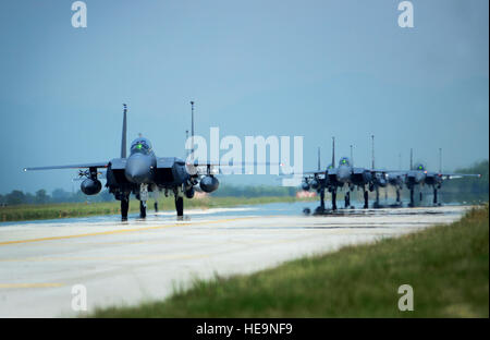 Un gruppo di F-15E Strike Eagles assegnato all'492nd Fighter Squadron at Royal Air Force Lakenheath, Inghilterra, taxi verso il basso una pista, 3 giugno 2015, presso la base aerea di Aviano, Italia. Più di 300 personale visitato Aviano di condurre più esercizi con il 510th FS. Airman 1. Classe Silvano Heitzman Foto Stock