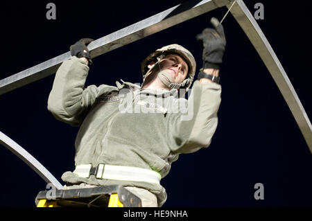 1Lt. Dan Dillon del Kentucky Air National Guard 123della risposta di emergenza gruppo imposta un Alaskan rifugio tenda alla base comuneGuire-Dix Mc-Lakehurst, N.J., 26 marzo 2012, durante l'esercizio Eagle Flag. Più di 80 aviatori dal Kentucky Air Guard hanno unito le forze con oltre 50 active-dovere dell esercito e aria guardie dal New Jersey e del Mississippi per stabilire un'antenna porta a Lakehurst Naval Air Station Ingegneria entro 24 ore dalla data di arrivo. Gli ispettori di U.S. Trasporto comando consentirà di valutare le prestazioni del Kentucky unità durante l'esercizio. Master Sgt. Phil Speck Foto Stock