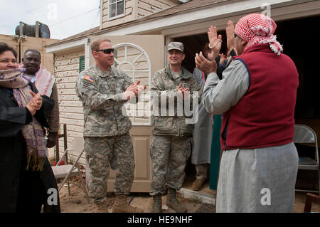 Gioco di ruolo di attori dare Col. Warren Hurst (centro), comandante del Kentucky Air National Guard 123della risposta di emergenza Gruppo, e l'esercito Il Mag. Keith Pruett, comandante della 690th rapida apertura porta elemento da Fort Eustis, Virginia, un arabo benvenuti al villaggio fictional del Sabor, Nessor, 28 marzo 2012. Entrambi sono stati partecipano in Eagle bandiera, un esercizio progettato per simulare un ambiente distribuito a base comuneGuire-Dix Mc-Lakehurst, N.J. Il Mag. Dale Greer) Foto Stock