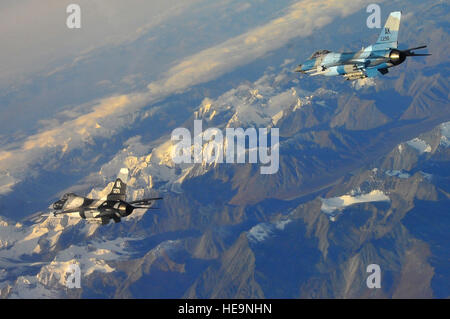 Una coppia di F-16 aggressori volare verso "forze blu' sopra il giunto Pacific Alaska Range complesso sett. 14, 2009, Eielson Air Force Base, Alaska. "Forze blu' sono considerati buoni o forze amichevoli. F-16's sono assegnati al XVIII Aggressor Squadron, che sono responsabili per la formazione e la preparazione di giunto e allied personale di volo per missioni comabat. Il JPARC fornisce 67.000 chilometri quadrati di spazio aereo, un bombardamento convenzionale range e due bombardamenti tattici varia contenenti più di 400 diversi tipi di bersagli e più di trenta minaccia simulatori. Il personale Sgt. Christopher Boitz) Foto Stock