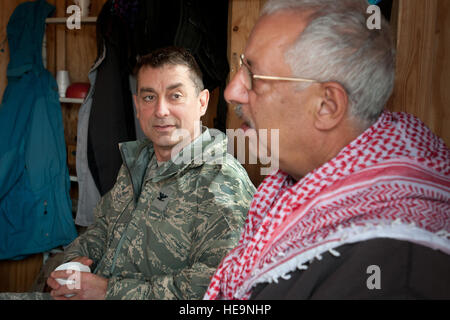 Col. Warren Hurst, comandante del Kentucky Air National Guard 123della risposta di emergenza Gruppo, incontra per un tè con un attore che gioca il ruolo di sindaco della città nel villaggio fictional del Sabor, Nessor, 28 marzo 2012. Hurst stava partecipando in Eagle bandiera, un esercizio progettato per simulare un ambiente distribuito a base comuneGuire-Dix Mc-Lakehurst, N.J. Il Mag. Dale Greer) Foto Stock