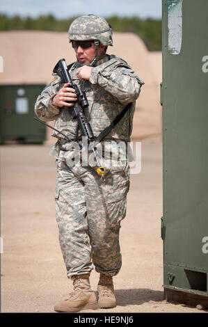 Esercito il Mag. Keith Pruett, comandante della 690th rapida apertura porta elemento, dirige le sue truppe a prendere la copertura durante una simulazione di attacco nemico a base comuneGuire-Dix Mc-Lakehurst, N.J., il 29 marzo 2012. Pruett stava partecipando a un esercizio chiamato Eagle Bandiera, insieme con una cinquantina di altri soldati e più di 80 aviatori dal Kentucky Air National Guard's 123contingenza Gruppo di risposta. Il Mag. Dale Greer) Foto Stock