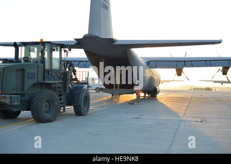 Avieri dal 455th Expeditionary porta antenna squadrone preparazione allo scarico del carico da un C-130 Hercules su Bagram Air Field, Afghanistan, nov. 9, 2014. Il carico è arrivato da Avanzamento base operativa Shindand, Afghanistan. Durante l'operazione di Shindand, un team di 11 porta antenna aviatori e due manutentori del veicolo dal 455th aria ala Expeditionary preparato, ispezionati e caricate tutte le attrezzature ed i veicoli in partenza Shindand da aria. Il personale Sgt. Jennifer M. Stai/rilasciato) Foto Stock