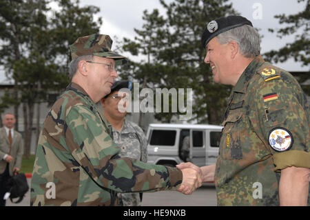 Navy Adm. Edmund P. Giambastiani, vice presidente del Comune di capi di Stato Maggiore, scuote le mani con il tedesco Lt. Gen. Roland Kather, comandante delle forze del Kosovo, presso il quartier generale della KFOR nella città di pellicola, Kosovo, 4 maggio 2007. Giambastiani ha ricevuto un aggiornamento sulle operazioni in Kosovo e si è incontrato con truppe a Camp Bondsteel. Dipartimento della difesa Air Force Tech. Sgt. Adam M. moncone (CANCELLATO PER RELEASE PUBBLICA) Foto Stock