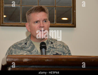 Stati Uniti Air Force Col. Thomas D. Torkelson, 100th Air Refuelling Wing Commander, parla al Team di Mildenhall membri durante un pranzo con un prigioniero di guerra Luglio 8, 2015, nel Club Galaxy sulla RAF Mildenhall, Inghilterra. A seguito di un intervento e la sessione di domande e risposte con gli Stati Uniti Air Force pensionato Il Mag. Spike Nasmyth, Torkelson coniato il veterano di guerra di Vietnam. Gina Randall Foto Stock