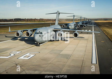 Dodici KC-10 Extender e sei C-17 Globemaster IIIs prendere parte in un 'elephant walk", come parte di un esercizio di formazione nov. 21, 2013, in corrispondenza del giunto di baseGuire-Dix Mc-Lakehurst, N.J. L'esercizio abilitato equipaggio, manutenzione, posto di comando e supporto operativo personale per testare la loro capacità di lanciare una quantità in massa di aeromobili a sostegno del mondo reale delle operazioni. Un elefante a piedi è un naso-coda la formazione di taxi. Gli aerei sono assegnati per la 305Aria Mobilità ala. Russ Meseroll) Foto Stock