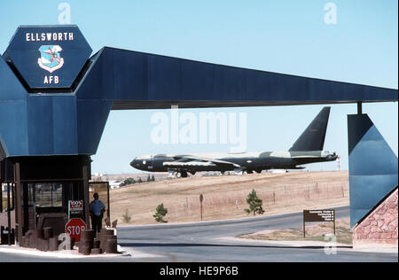 A B-52D Stratofortress bomber poggia sul display statico appena oltre la base del cancello principale. Foto Stock