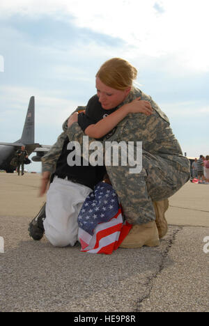 Stati Uniti Esercito Capt. Amanda Mullins, dal 111Engineering brigata, abbraccia il suo figlio Giugno 7, 2008, presso la 130Airlift Wing, West Virginia Air National Guard a Charleston, W.V., al ritorno da un anno di distribuzione per l'Afghanistan. Il personale Sgt. Bryan G. Stevens Foto Stock