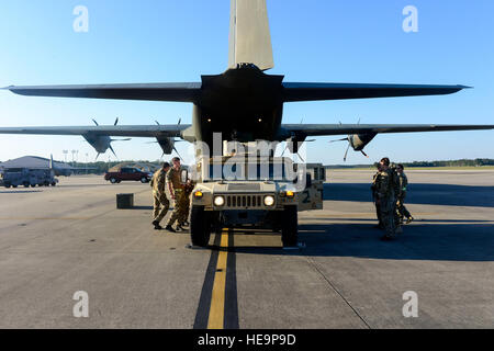 Stati Uniti Soldati con la settima delle forze speciali e del gruppo British Royal Air Force (RAF) equipaggio capi caricare un U.S. Esercito Humvee su un RAF C-130J Super Hercules aerei durante il guerriero di smeraldo 14 al campo Hurlburt Fla., 3 maggio 2014. Il Guerriero di smeraldo è un U.S. Special Operations Command-sponsorizzato due settimana giunto/combinato esercizio tattico progettato per fornire un realistico addestramento militare in ambiente urbano. Senior Airman Nicholas Byers Foto Stock