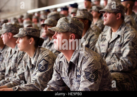 Stati Uniti Air Force avieri del xviii ala guardare la cerimonia processione durante la diciottesima modifica ala del comando cerimonia sulla Kadena Air Base, Giappone, 13 maggio 2013. Durante la cerimonia, il comando del xviii ala è stata abbandonata da Brig. Gen. Matt Molloy e passato a Briga. Gen. James Hecker, che servirà come Wing Commander per i prossimi due anni. Senior Airman Maeson L. Ellemann Foto Stock