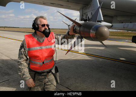 TSgt. Kevin Swinehart, capo equipaggio, dal 111Fighter Wing, ARS Willow Grove, PA, fa un ultimo controllo visivo di un A-10 alla fine della pista ispezione a MacDill Air Force Base. L'A-10, dal 103 Fighter Wing, Pennsylvania Air National Guard, ARS Willow Grove. è in lizza nella consegna di armi la compilazione a Avon Park Air Force Range, Florida. Foto Stock