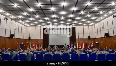 Circa 120 studenti di ascoltare come uno studente pone una domanda durante il Kaiserslautern Comunità Militare Primo Sergente consiglio del Primo Sergente simposio presso Einsiedlerhof, Germania, Feb 26, 2015. Un gruppo di dirigenti arruolato incluso il direttore Comandante Sergente del rumeno e estone di forze aeree e altri leader dal tedesco, italiano, sloveno e del Regno Unito le Forze aeree hanno visitato Ramstein prima di partecipare al primo sergente simposio. Il personale Sgt. Sara Keller) Foto Stock