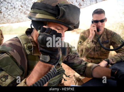 Un esercito francese soldato simula chiamando in attività sospette Marzo 31, 2016 durante la porzione di pattugliamento della BEI in corso presso il Camp Lemonnier, Gibuti. Il pattugliano giorno incluso le più diverse categorie di corso come affrontare la vernice, chiamate via radio, segnali a mano e maschera a gas trapani. Il personale Sgt. Kate Thornton) Foto Stock