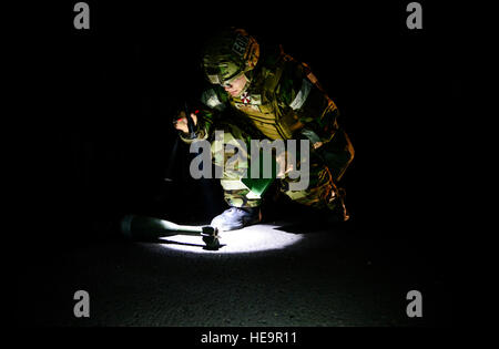 Airman 1. Classe James Boyce, 51st ingegnere civile Squadron l'eliminazione degli ordigni esplosivi tecnico, ispeziona una simulazione di mortaio inesplose round durante l'esercizio vigili Ace 16 a Osan Air Base, Repubblica di Corea, nov. 6, 2015. Ordigni inesplosi è ispezionato per determinare con precisione il modo migliore sia correttamente disarmare o farla esplodere in un ambiente controllato. Vigili Ace 16 è un usa e ROK esercizio combinato progettato per migliorare operativo e tattico il coordinamento attraverso combinata, comune di addestramento al combattimento. Tech. Sgt. Travis Edwards) Foto Stock