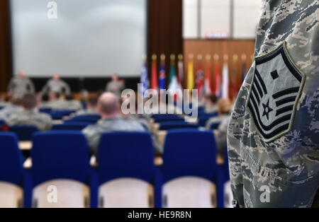 Un primo sergente orologi dal retro della sala durante il Kaiserslautern Comunità Militare Primo Sergente consiglio del Primo Sergente simposio presso Einsiedlerhof, Germania, Feb 26, 2015. Un gruppo di dirigenti arruolato incluso il direttore Comandante Sergente del rumeno e estone di forze aeree e altri leader dal tedesco, italiano, sloveno e del Regno Unito le Forze aeree hanno visitato Ramstein prima di partecipare al primo sergente simposio. Oltre 120 studenti hanno partecipato al Simposio annuale. Il personale Sgt. Sara Keller) Foto Stock