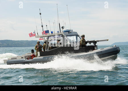 Gli equipaggi in barca dalla Coast Guard porta unità di protezione 313a Everett, nello Stato di Washington, condurre ad alta velocità le manovre in barca e la zona di sicurezza punte durante un esercizio alla stazione navale di Everett Luglio 22, 2015. L'esercizio è stato mantenuto in uno sforzo per sintonizzare al meglio le loro capacità nella costruzione e di entrata in funzione dei punti di controllo, che istituisce la protezione del perimetro e mantenendo il Waterside security e zone di sicurezza. (U.S. Coast Guard Petty Officer 1. Classe Zac Crawford) Foto Stock