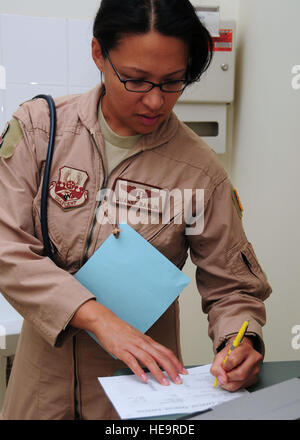 ASIA SUD-OVEST -- Capt. Joanne Barlin, 386Expeditionary Gruppo Medico Chirurgo di volo, scrive note durante la valutazione di un paziente durante una pandemia di influenza virus esercizio tenuto in una località segreta nel sud-ovest Asia sett. 30, 2009. Il cap. Barlin è distribuito dalla 56th Fighter Wing, Luke Air Force Base, Ariz., e ci saluta da Albany, N.Y. Tech. Sgt. Tony Tolley) Foto Stock