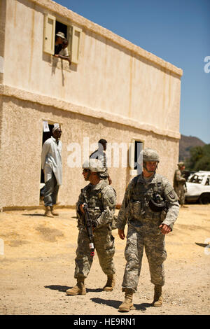 Stati Uniti I soldati dell esercito di entrare in un borgo durante un aereo abbattuto lo scenario di artigianato durante, guerriero Esercizio (WAREX) 91 12-01 e l'esercizio GLOBAL MEDIC 2012 a Fort Hunter Liggett, California, 22 giugno 2012. WAREX dà unità partecipanti la possibilità di provare le manovre militari e tattiche quali sicurezza, il convoglio e operazioni di reazione rapida esercitazioni simulate durante gli attacchi nemici. GLOBAL MEDIC è un campo comune di esercitazione per il teatro di medicina aeronautica sistemi di evacuazione e la massa medical componenti progettati per replicare tutti gli aspetti della lotta contro il servizio medico di supporto. Senior Airman Juan A. Duenas Foto Stock