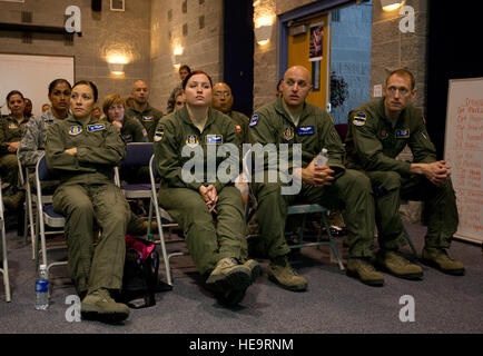 Stati Uniti Air Force di medicina aeronautica personale di evacuazione da varie forze aeree basi ascoltare durante gli aeromobili ri-familiarizzazione della formazione a Nevada Air National Guard Base Reno il 16 giugno 2012 durante l'esercizio GLOBAL MEDIC 2012. Esercizio GLOBAL MEDIC è annualmente un campo comune di esercitazione per il teatro di medicina aeronautica sistemi di evacuazione e la massa medical componenti progettati per replicare tutti gli aspetti della lotta contro il servizio medico di supporto. Tech. Sgt. Erica J. Knight Foto Stock