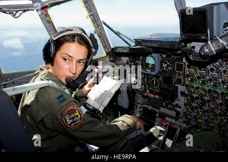 Stati Uniti Air National Guard Capt. Brooke Magee, C-130 pilota dalla 192nd Airlift Squadron, Nevada Air National Guard Base, Reno, conferisce con il suo ingegnere di volo durante il volo oltre il confine Nevada-California il 22 giugno 2012 durante l'esercizio GLOBAL MEDIC 2012. Esercizio GLOBAL MEDIC 2012 è un misto annuale di formazione campo di esercizio per il teatro di medicina aeronautica sistemi di evacuazione e la massa medical componenti progettati per replicare tutti gli aspetti della lotta contro il servizio medico di supporto. Tech. Sgt. Erica J. Knight Foto Stock