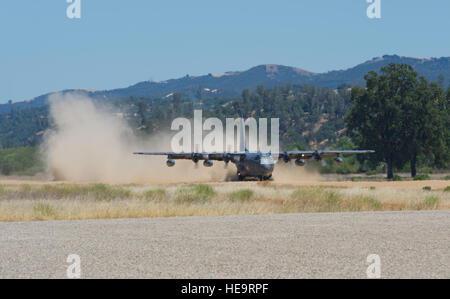 Un U.S. Air Force C-130H Hercules terre alla sporcizia pista di Schoonover Airfield, Fort Hunter Liggett, California, il 23 giugno 2012 durante l'esercizio GLOBAL MEDIC 2012. Esercizio GLOBAL MEDIC 2012 è un misto annuale di formazione campo di esercizio per il teatro di medicina aeronautica sistemi di evacuazione e la massa medical componenti progettati per replicare tutti gli aspetti della lotta contro il servizio medico di supporto. Tech. Sgt. Erica J. Knight Foto Stock