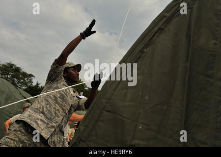 Stati Uniti Air Force Staff Sgt. Racquel Johnson, 81st Medical Group, assembla tende che diventerà un expeditionary assistenza medica servizio durante la fase di esercizio risposta vibrante a Camp Atterbury, Ind., 19 Agosto, 2011. Risposta vibrante è il più grande chimici, biologici, radiologici e nucleari (CBRN) risposta esercizio progettato per preparare le unità expeditionary incentrato su come rispondere ai domestici incidenti CBRN. (U.S. Air Force Foto Personale Sgt. Eric Harris) Foto Stock