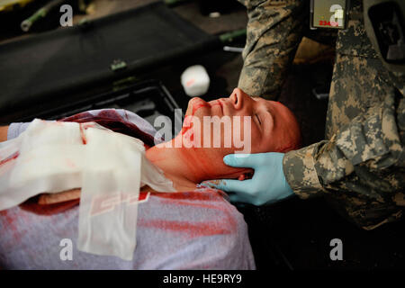 Un U.S. Soldato dell'esercito con il 602nd Supporto Area Azienda medica si stabilizza un collo del paziente durante l'esercizio risposta vibrante a Camp Atterbury, Ind., 20 Agosto, 2011. Risposta vibrante è il più grande chimici, biologici, radiologici e nucleari (CBRN) risposta esercizio progettato per preparare le unità expeditionary incentrato su come rispondere ai domestici incidenti CBRN. (U.S. Air Force Foto Personale Sgt. Eric Harris) Foto Stock