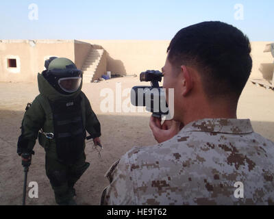 Stati Uniti Marine Corps Cpl. Kowshon Ye, una fotocamera di combattimento videografo con Regimental Combat Team 7 (RCT-7) 1° Divisione Marine, film un Regno Unito l'eliminazione degli ordigni esplosivi (EOD) tecnico durante una evoluzione della formazione di Camp Shorabak, provincia di Helmand, Afghanistan il 29 dicembre 2012. La formazione è stata condotta per insegnare esplosivo di tecniche di smaltimento per i membri dell'esercito nazionale afghano. Senior Master Sgt. Dennis Martin Foto Stock