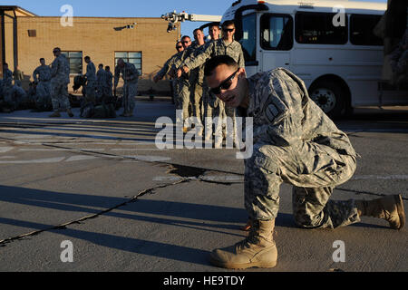 Utah esercito nazionale Guard 197th truppe speciali Company (Airborne) Il Mag. Bruce Roberts che ripete le procedure di salto per una notte linea statica airborne operazione con i compagni di 197th truppe speciali azienda paracadutisti su Hill Air Force Base in Utah, Ott. 14. I paracadutisti paracadutato da un C-130 Hercules dal trentesimo Airlift Squadron dal Cheyenne Wyo. Il personale Sgt. Tim Chacon/rilasciato) Foto Stock