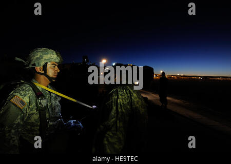 Utah esercito nazionale Guard Sgt. 1. Classe Jose Caoili (a destra), 197th truppe speciali Company (Airborne) controlla il paracadute di Spc. Oscar Cuveas su Hill Air Force Base in Utah, Ott 14 prima di una notte linea statica airborne il funzionamento. I paracadutisti paracadutato da un C-130 Hercules dal trentesimo Airlift Squadron dal Cheyenne Wyo. Il personale Sgt. Tim Chacon/rilasciato) Foto Stock