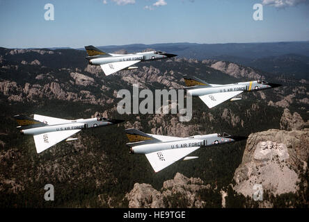 Un aria-aria - Vista laterale destra di quattro F-106 Delta Dart aeromobili in una formazione di diamante. Gli aerei sono dal 5° Fighter Interceptor Squadron. Foto Stock