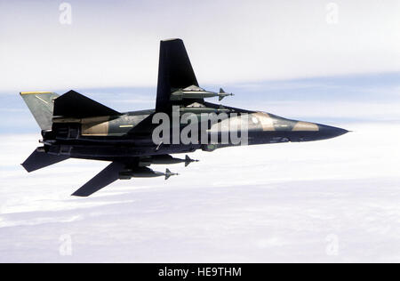 Un aria-aria - Vista laterale destra di una F-111F, il velivolo equipaggiato con un Pave Tack bersaglio laser designator, bancario a sinistra su Loch Ness. Il velivolo, dal 493rd Tactical Fighter Squadron, 48th Tactical Fighter Wing, trasporta quattro Mark 84 laser bombe guidate. Foto Stock