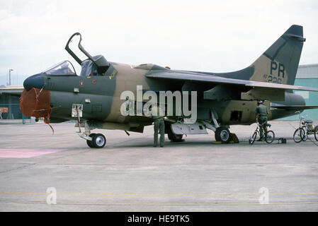 Membri del 156Consolidated Manutenzione aeromobili squadrone di eseguire le operazioni di manutenzione su un A-7D Corsair II aeromobili durante il funzionamento OCEAN VENTURE '84. Foto Stock