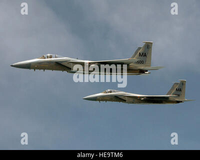 Due F-15 Eagles del 102nd Fighter Wing della Massachusetts Air National Guard volano durante un evento speciale che promuove l'Air Force Week New England, mostrando le operazioni dei caccia e le capacità di potenza aerea. Foto Stock