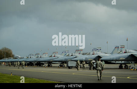 Un teatro security package di F-15C aquile assegnato al 159Expeditionary Fighter Squadron è parcheggiato sul flightline in Leeuwarden Air Base, Paesi Bassi, 1 aprile 2015. F-15s dalla Florida e Oregon Air National Guard sono distribuiti in Europa come il primo mai ANG TSP qui. Questi F-15s verrà condotta la formazione a fianco dei nostri alleati della NATO di rafforzare e di interoperabilità per dimostrare impegno degli Stati Uniti per la sicurezza e la stabilità dell'Europa. Il personale Sgt. Ryan Gru) Foto Stock