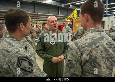 Il Mag. Gen. Eric Vollmecke parla agli aviatori circa il loro ruolo nell'attuale teatro pacchetto di sicurezza di F-15C Aquile in Leeuwarden Air Base, Paesi Bassi, 3 aprile 2015. F-15s dalla Florida e Oregon Air National Guard sono distribuiti in Europa come il primo mai ANG TSP qui. Questi F-15s verrà condotta la formazione a fianco dei nostri alleati della NATO di rafforzare e di interoperabilità per dimostrare impegno degli Stati Uniti per la sicurezza e la stabilità dell'Europa. Vollmecke è l'ANG mobilitazione assistant per il comandante, U.S. Forze aeree in Europa e le forze aeree dell'Africa. Il personale Sgt. Ryan Gru) Foto Stock