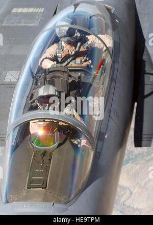 US Air Force (USAF) capitano (CPT) Joseph Cuatero (pilota), e USAF principali (MAJ) Gary Burg (sistema di armi Officer), raffigurata nell'abitacolo della loro USAF F-15E Strike Eagle aeromobile durante una missione di rifornimento volato a sostegno dell'operazione NORTHERN WATCH. Foto Stock