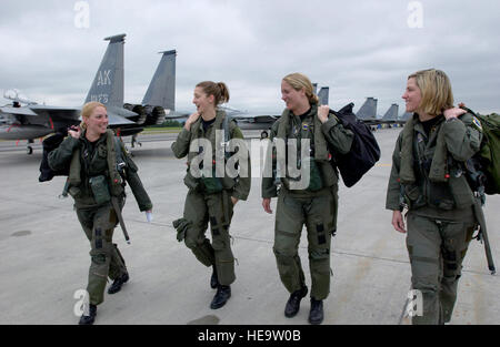 Quattro F-15 Eagle piloti dal 3° Ala a piedi ai loro rispettivi getti a Elmendorf Air Force Base in Alaska, mercoledì 5 luglio, per i fini di volo Il Mag. Andrea Misener (estrema sinistra). Alla sua destra sono Capt. Jammie Jamieson, il Mag. Carey Jones e il cap. Samantha settimane. Tech. Sgt. Keith Brown) Foto Stock