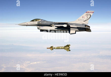 Un US Air Force (USAF) F-16C Fighting Falcon aeromobile assegnati per il centosessantesimo Fighter Squadron (FS), Alabama (AL) Air National Guard (ANG), rilascia un GBU-24A/B 2.000-pound laser guidato bomba su la prova dello Utah e gamma di formazione durante la fase di esercizio la lotta contro un martello, un aria-terra di sistemi di armi a un programma di valutazione (WSEP), ospitato da la 86Armi Fighter Squadron situato a Eglin Air Force Base (AFB), Florida (FL). Foto Stock