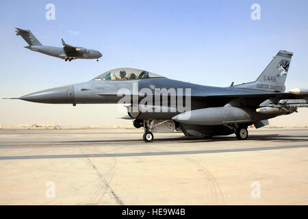 Il cap. Eric Cleveringa si prepara a lanciare un F-16 Fighting Falcon per una missione Luglio 31, 2010, dalla base comune Balad, Iraq. Capitano Cleveringa è assegnato al Sud Dakota Air National Guard's 114Fighter Wing in Sioux Falls. Tech. Sgt. Caycee Cook) Foto Stock