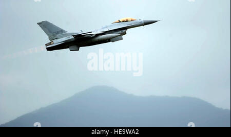 Un KF-16 Fighting Falcon dal xix Fighter Wing decolla a Jungwon Air Base, Repubblica di Corea, durante la Buddy Wing 15-6, Luglio 8, 2015. In uno sforzo per migliorare e DEGLI STATI UNITI ROKAF aria capacità di combattimento, Buddy Wing esercizi sono condotte più volte durante tutto l'anno sulla penisola di affilare l'interoperabilità tra le forze alleate in modo che se necessario, essi sono sempre pronti a combattere come una forza combinata. Il personale Sgt. Nick Wilson Foto Stock