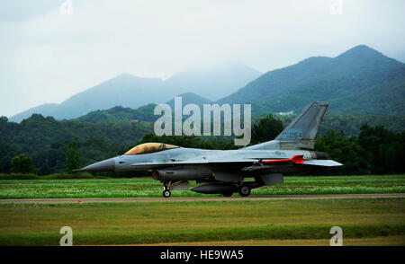 Un KF-16 Fighting Falcon dal xix Fighter Wing taxi per la pista di Jungwon Air Base, Repubblica di Corea, durante la Buddy Wing 15-6, Luglio 8, 2015. In uno sforzo per migliorare e DEGLI STATI UNITI ROKAF aria capacità di combattimento, Buddy Wing esercizi sono condotte più volte durante tutto l'anno sulla penisola di affilare l'interoperabilità tra le forze alleate in modo che se necessario, essi sono sempre pronti a combattere come una forza combinata. Il personale Sgt. Nick Wilson Foto Stock