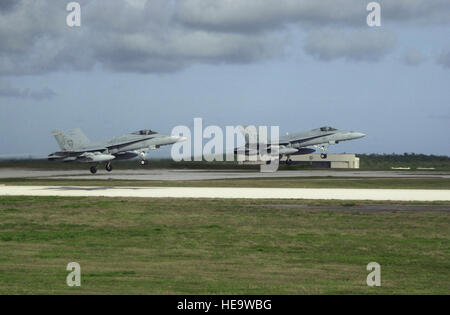 Due US Marine Corps (USMC) F/A-18C calabroni aeromobile assegnati alle Marine Fighter Squadron di attacco di uno a due a due (VMFA-122), togliere dalla linea di volo a Anderson Air Force Guam, durante l'esercizio Jungle scudo. Foto Stock