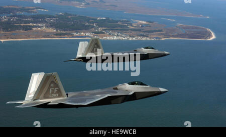 Lt. Col. Dirk Smith e il Mag. Kevin Dolata spostare nel Langley Air Force Base di pattern Venerdì, 3 marzo 2006 per fornire il primo F-22A Raptors assegnato alla 94th Fighter Squadron. La 94th è il secondo squadrone a Langley per ricevere il nuovo stealth fighter. Il colonnello Smith è il comandante dello squadrone. Dolata principali è lo squadrone di assistente del direttore delle operazioni. Tech. Sgt. Ben Bloker) Foto Stock