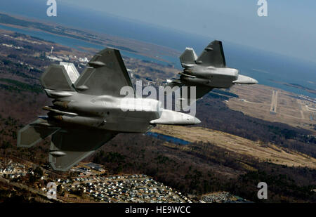 Lt. Col. Dirk Smith, 94th Fighter Squadron commander e il Mag. Kevin Dolata, 94th FS assistente direttore delle operazioni, girare in su approccio finale alla Langley Air Force Base, Va., Venerdì, 3 marzo 2006, per fornire il primo F-22A Raptors assegnato alla 94th Fighter Squadron. Tech. Sgt. Ben Bloker) Foto Stock